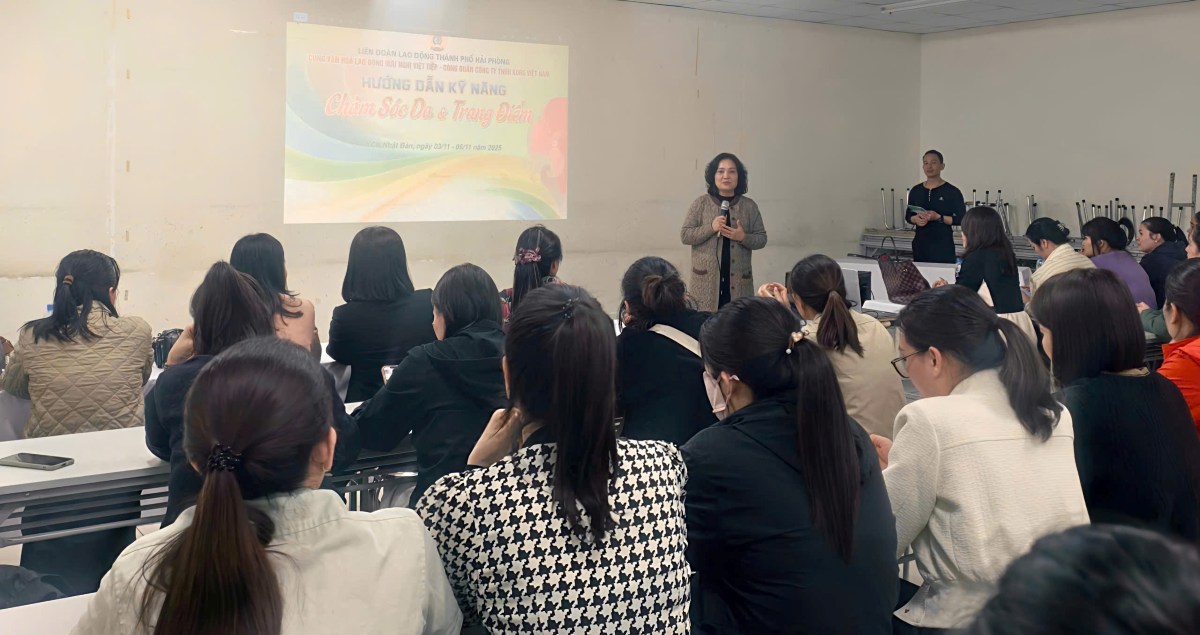 50 lao dong tham gia lop hoc ki nang trang diem, cham soc da. Ảnh: Thanh Hoa