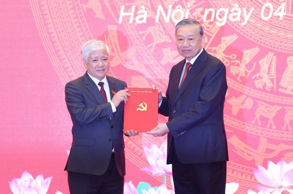 トー・ラム総書記は国会党委員会のドー・ヴァン・チエン常任副書記に決定を手渡した。写真: Quochoi.vn
