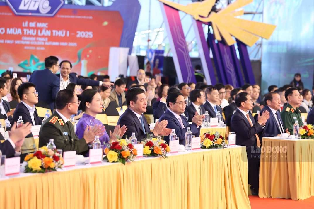 Lanh dao Dang va Nha nuoc tham du buoi be mac Hoi cho Mua Thu lan I - 2025. Anh: Hai Nguyen