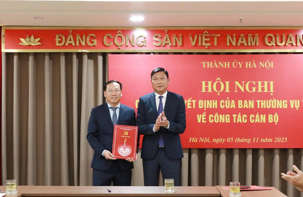 Head of the Hanoi Party Committee's Internal Affairs Committee Do Anh Tuan presented the decision to transfer and appoint Mr. Phung Xuan Duong. Photo: Nguyen Anh