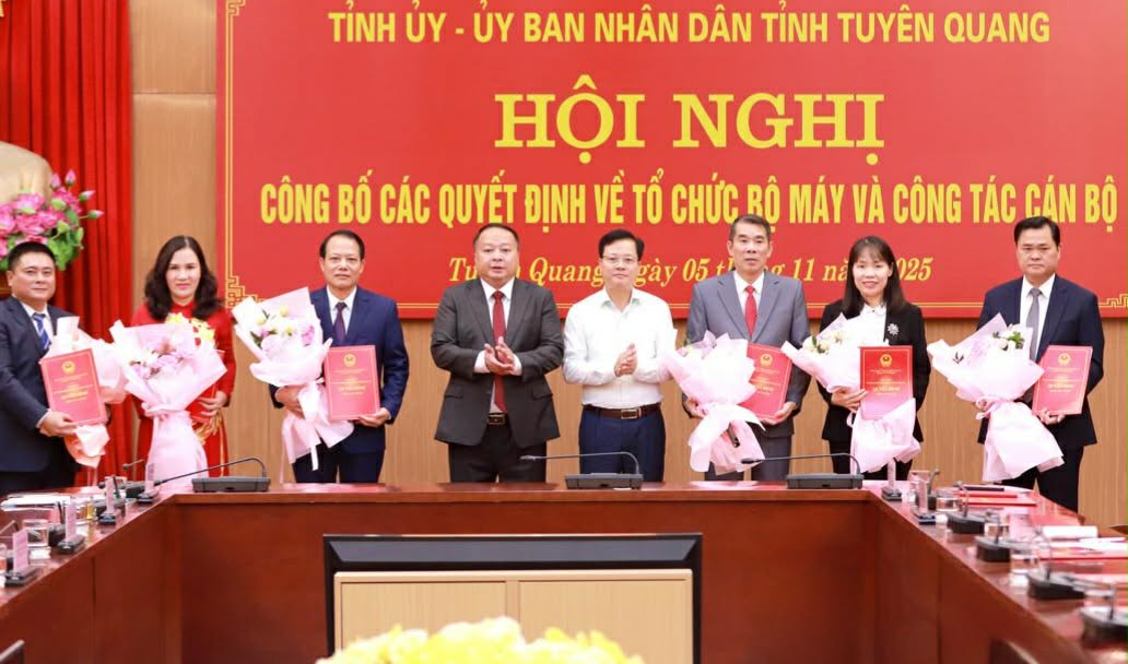 Tuyen Quang cong bo cac quyet dinh ve cong tac can bo. Anh: Duy Tuan