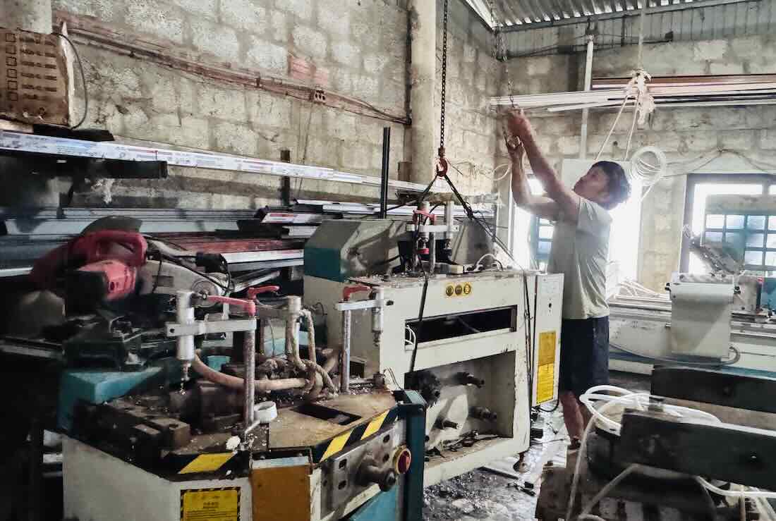 Ong Thang don dep may moc len cao. Anh: Cong Sang