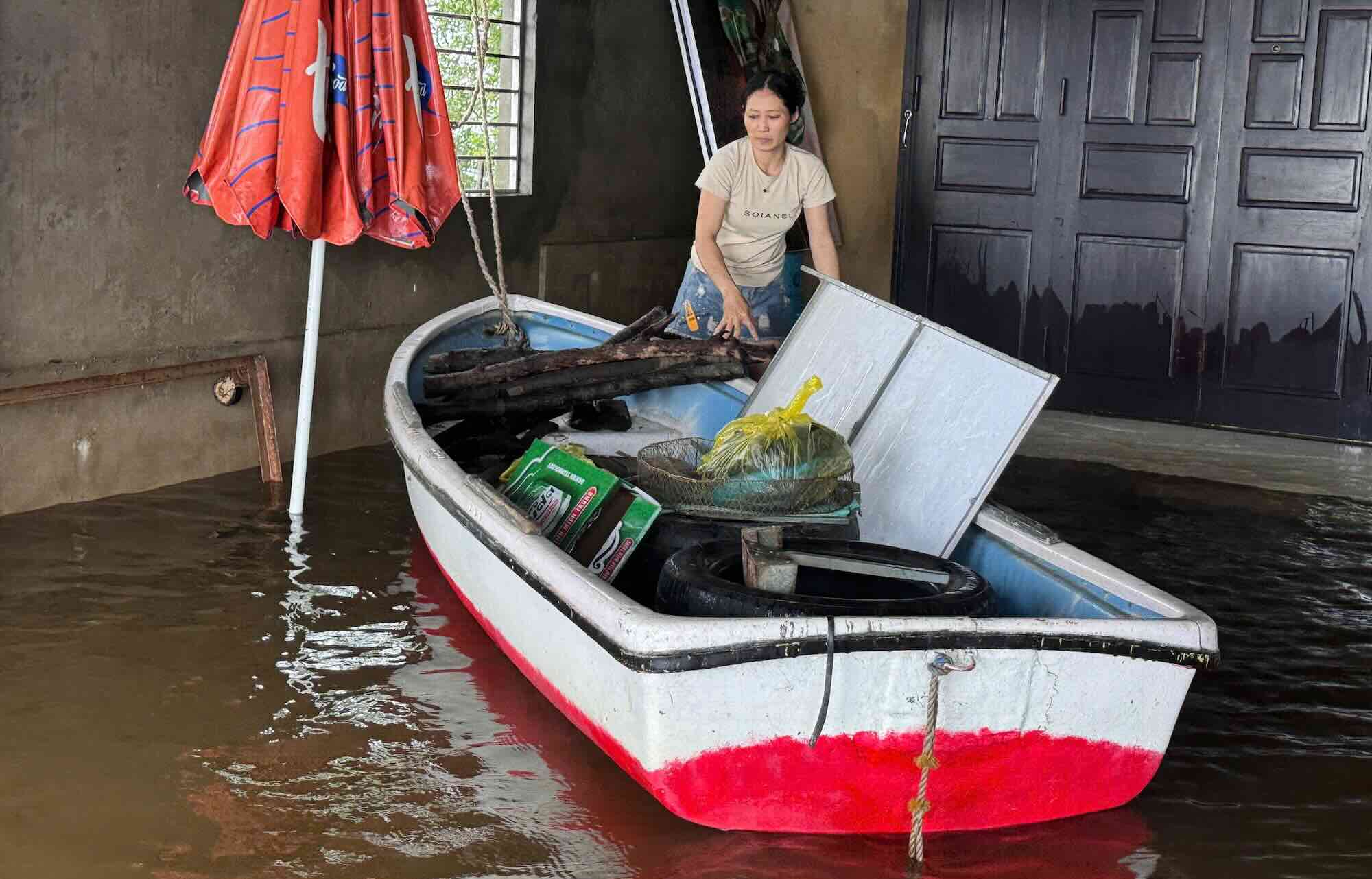 Ms. Quynh cleaned up for a worried night when the water rose to the steps. Photo: Cong Sang