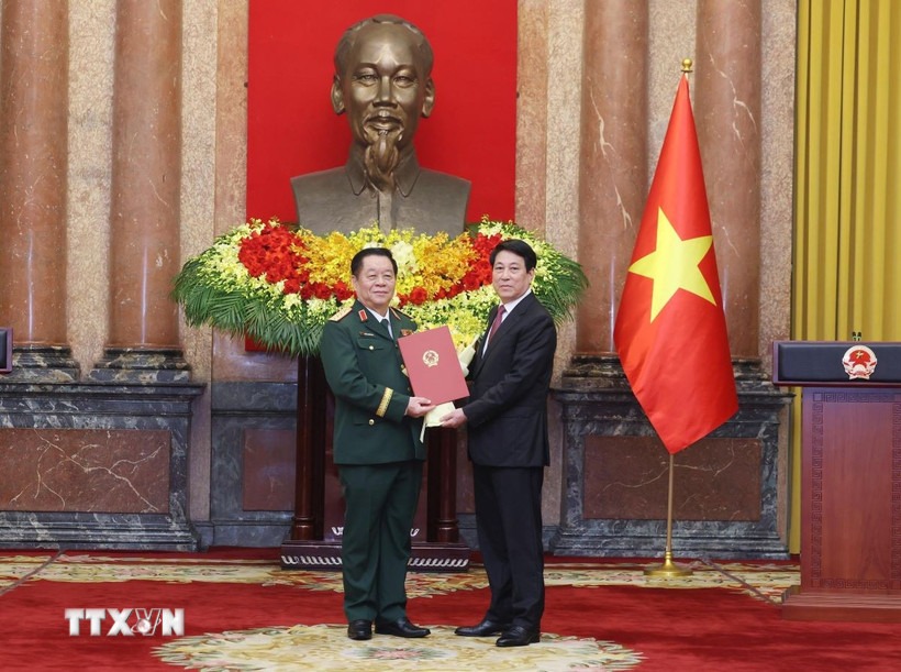Luong Cuong 국가 주석이 Nguyen Trong Nghia 씨를 베트남 인민군 총정치국 주임으로 임명하는 결정을 수여하고 동시에 계급을 상장에서 대장으로 승진시켰습니다. 사진: TTXVN