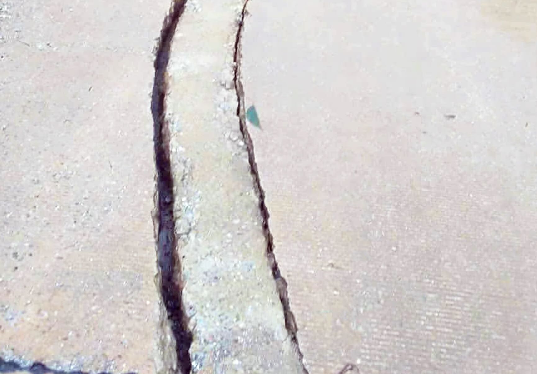 Long crack on Ho Chi Minh road, West branch in Quang Tri. Photo: Hai Linh