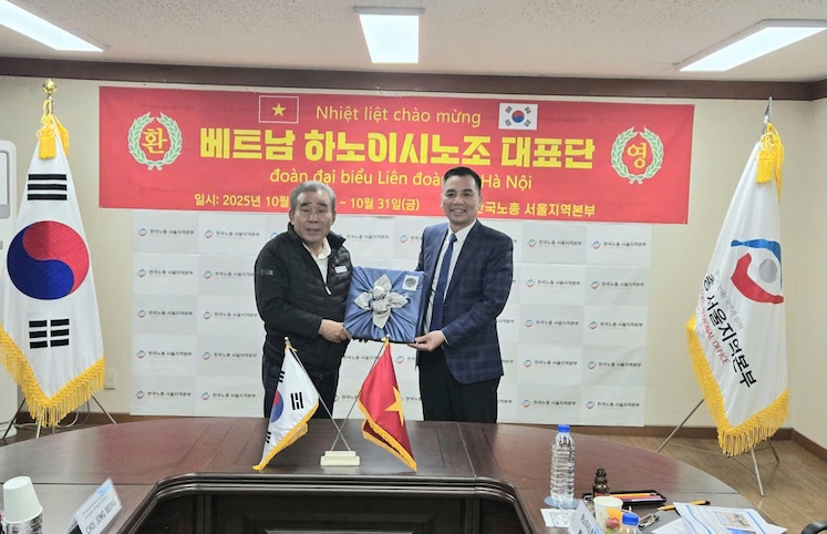 Leaders of the Hanoi City and Seoul City Trade Unions at the exchange of operational experiences. Photo: CDHN