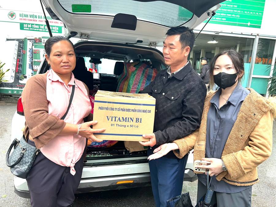 Representantes del Grupo de Caridad Noi chao yeu thuong Thanh Vinh entregan regalos de apoyo a la familia del paciente Veantaphpmamade. Foto: Ngoc Anh