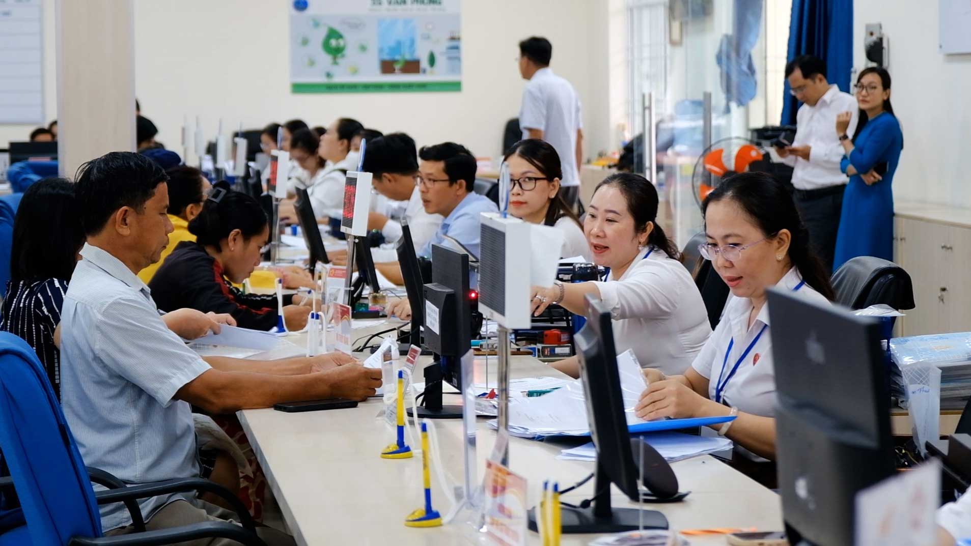 People complete procedures at the Phu Quoc Special Public Administration Service Center. Photo: My Ly