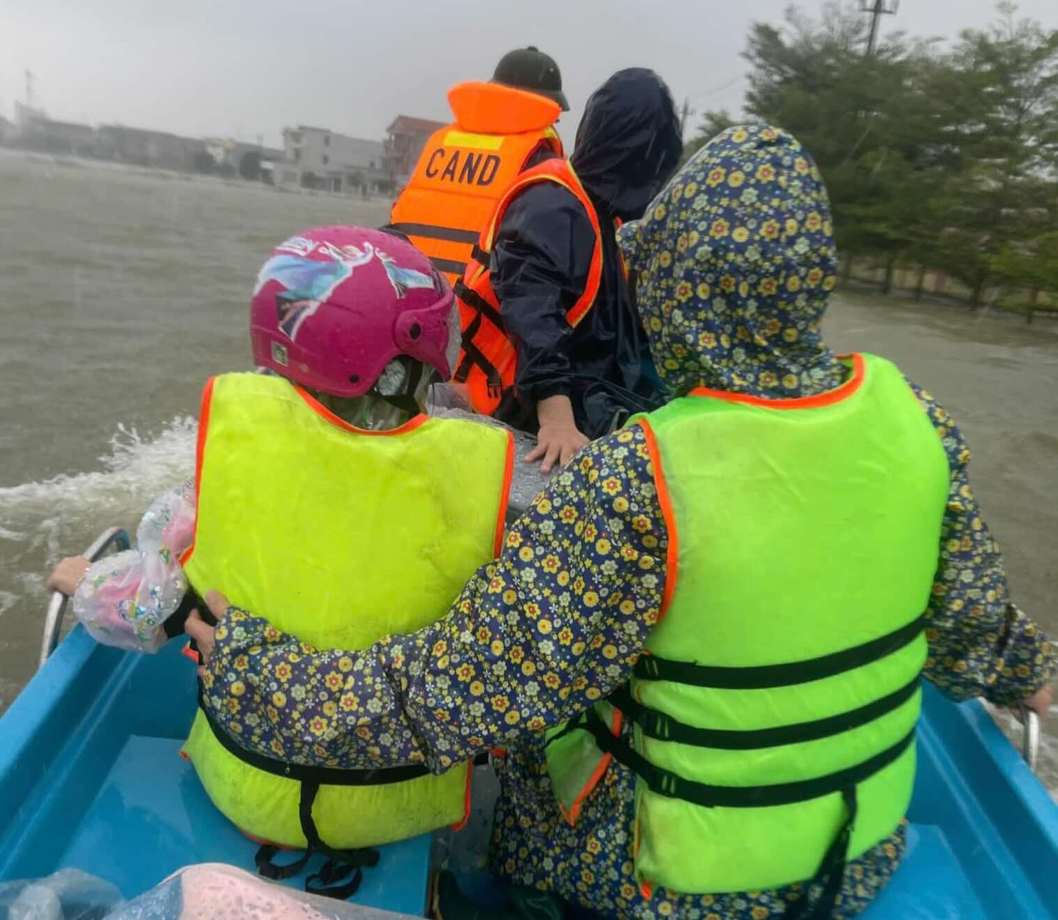The authorities overcame the flood and took the mother to the hospital. Photo: Le Thuy Commune Police