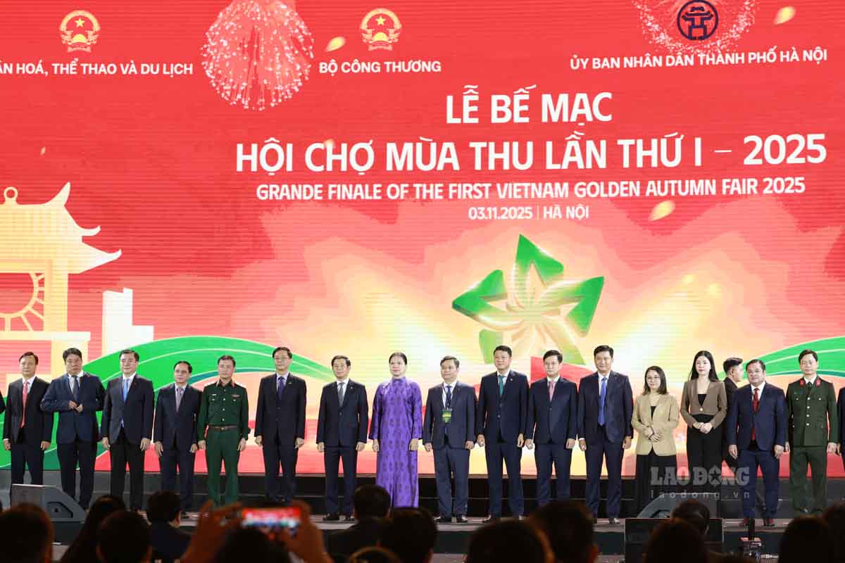 Ba Ha Thi Nga - Uy vien Trung uong Dang, Pho Chu tich Uy ban Trung uong Mat tran To quoc Viet Nam tiep nhan 316 ti dong ung ho dong bao mien Trung bi anh huong bao lu tu cac doanh nghiep, tap doan nha nuoc, doanh nghiep tu nhan do Thu tuong Chinh phu phat dong tai Le khai mac. Anh: Hai Nguyen