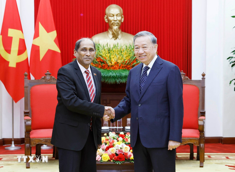 El Secretario General To Lam recibe al Embajador de Singapur Jaya Ratnam para despedirse y concluir su mandato en Vietnam. Foto: TTXVN