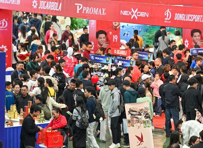 Hoi cho Mua Thu 2025 thu hut trung binh 100.000 luot khach/ngay, cao nhat trong cac su kien xuc tien thuong mai trong nuoc. Anh: BCT