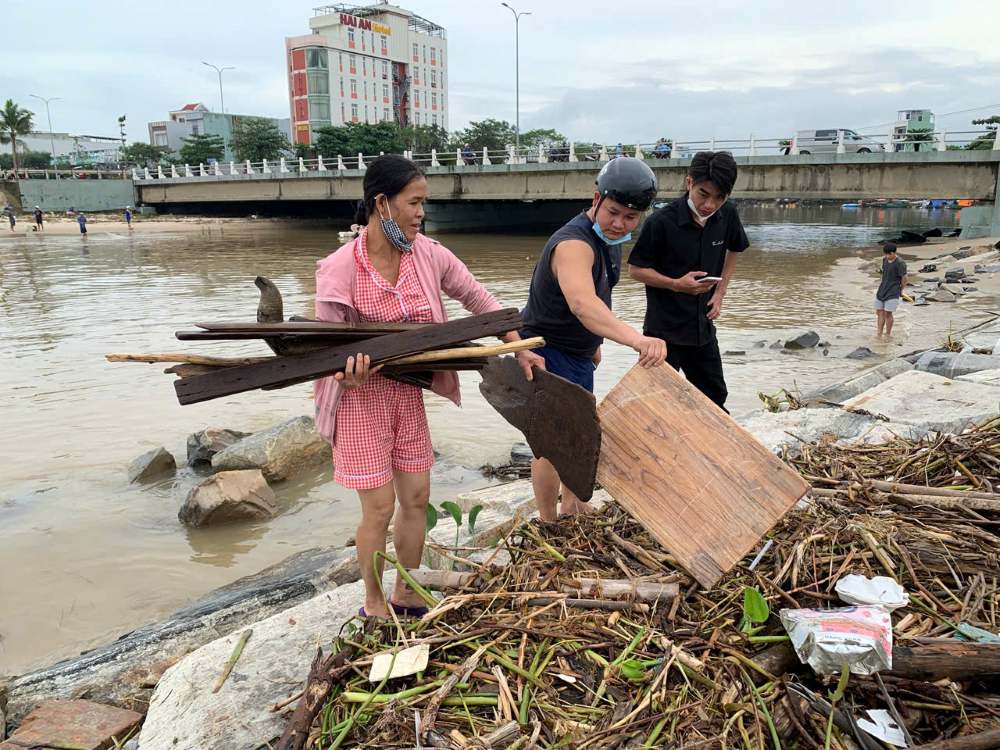 Nguoi dan tranh thu nhat nhung khuc go lon, canh cay kho con dung duoc de mang ve phoi kho lam cui hoac ban lai. Anh: Thanh Huyen