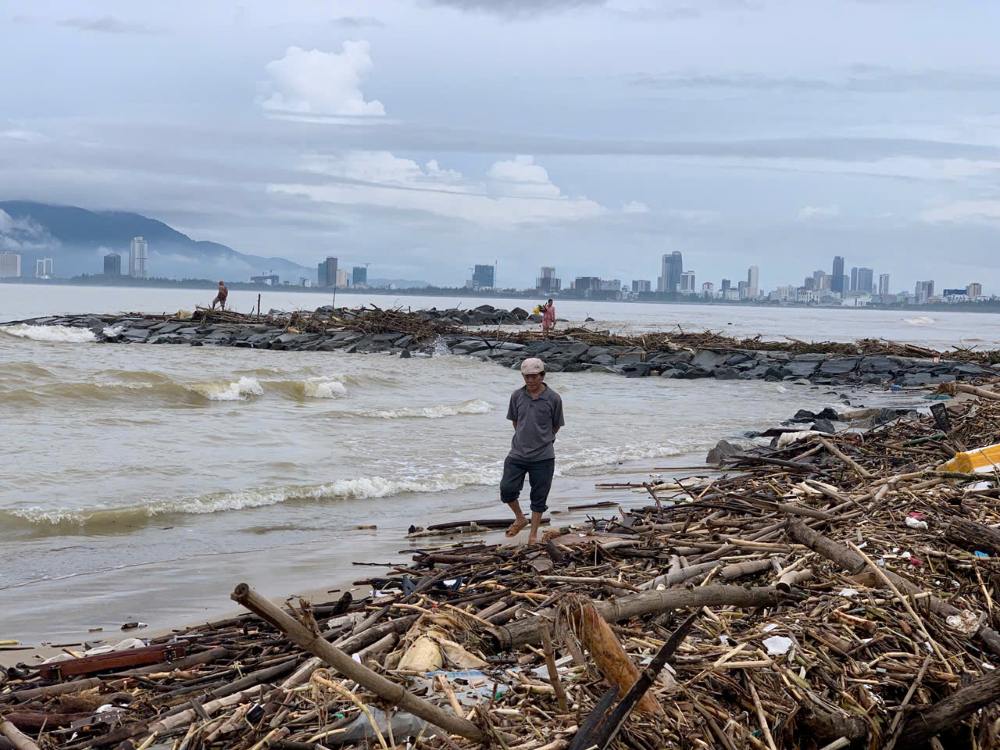 Nhieu du khach ghe qua bai bien nay cung phai ngao ngan vi canh tuong hang tan rac thai bua vay bo bien. Anh: Thanh Huyen