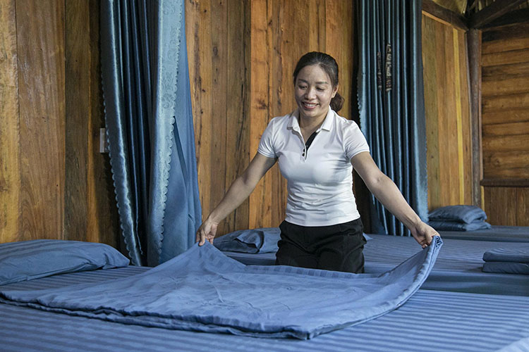 Ben trong nha san: Anh: Quang Dat