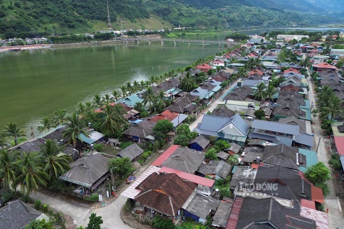Casas de suelo situadas juntas en el barrio de Muong Lay provincia de Dien Bien. Foto: Quang Dat