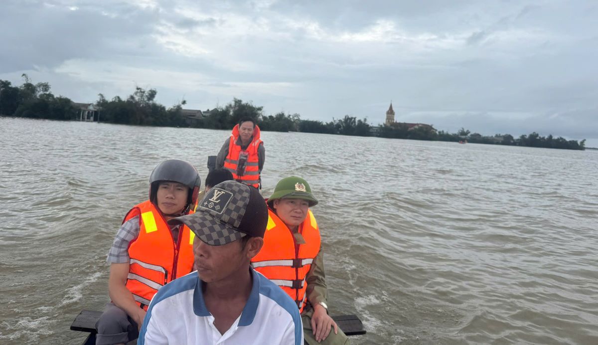 Lanh dao xa Nam Hai Lang di thuyen vao vung ngap lut kiem tra tinh hinh sinh hoat cua nguoi dan. Anh: H.Nguyen