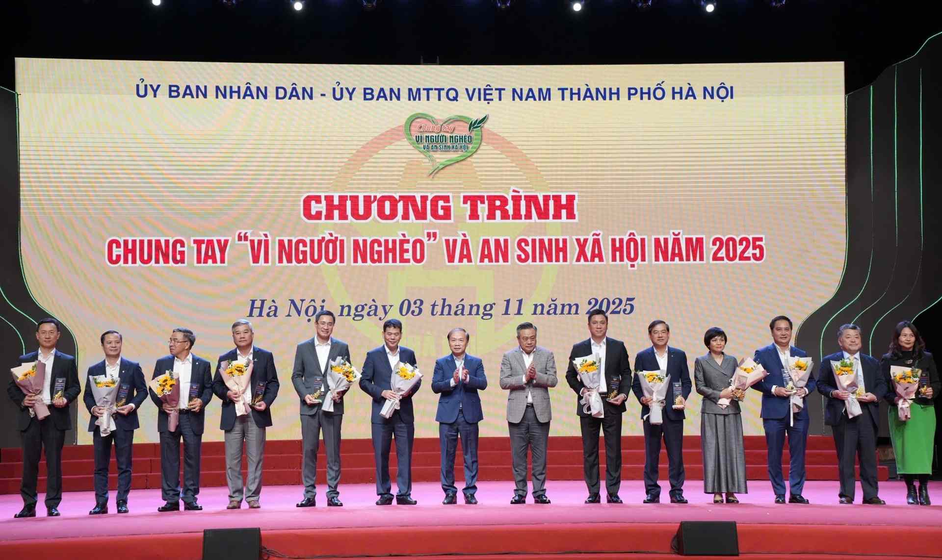 Pho Truong ban Tuyen giao va Dan van Trung uong Pham Tat Thang va Chu tich UBND thanh pho Tran Sy Thanh trao vinh danh cho cac don vi co nhieu dong gop cho cong tac an sinh xa hoi cua Thu do. 