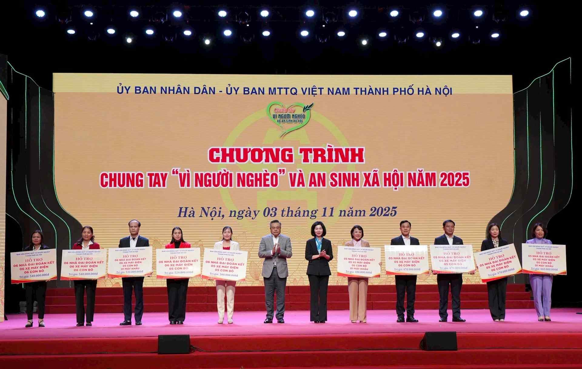 Chu tich UBND thanh pho Tran Sy Thanh va Pho Chu tich Thuong truc HDND thanh pho Phung Thi Hong Ha trao Bang khen cho cac tap the tieu bieu trong cong tac giam ngheo va an sinh xa hoi cua thanh pho. Anh: Viet Thanh 