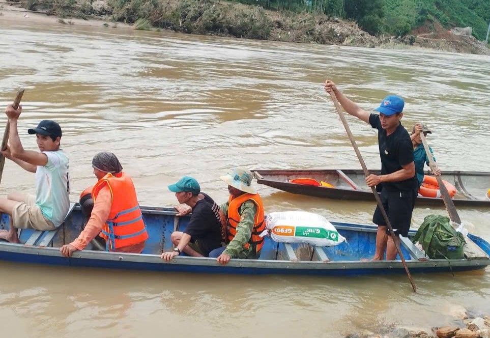 Surmontant les glissements de terrain Da Nang apporte d'urgence de la nourriture aux populations isolees. Photo : Truong An