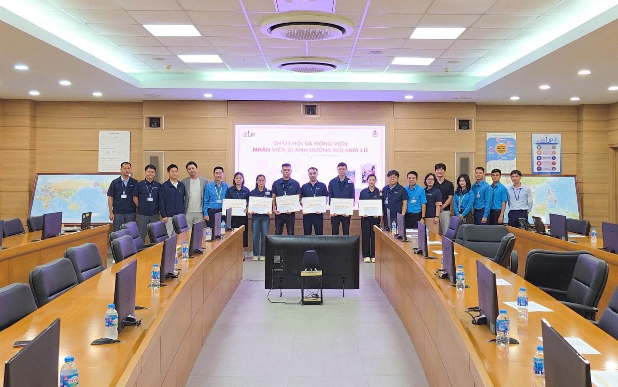 The Trade Union of Samsung Electronics Vietnam Co., Ltd. (SEV) (Bac Ninh province) presented support to union members and workers. Photo: T.Quan