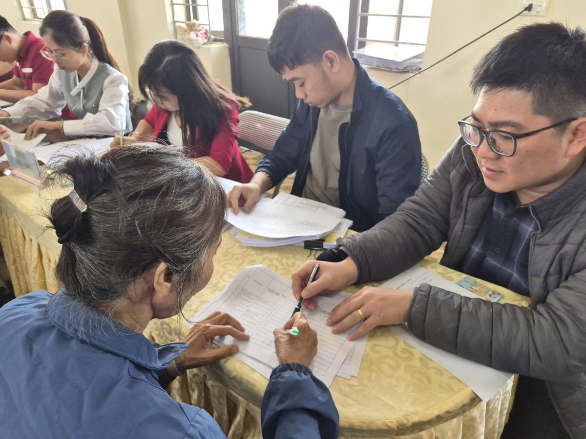 Người dân nhận tiền bồi thường dự án. Ảnh: Thông tin xã Kiến Hưng