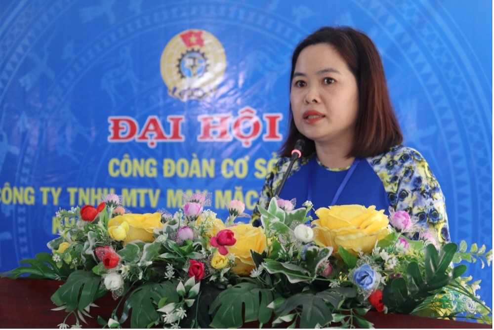 Ba Tran Thi Loan, Chu tich CDCS khoa II phat bieu khai mac Dai hoi. Anh: Luu Hung. 