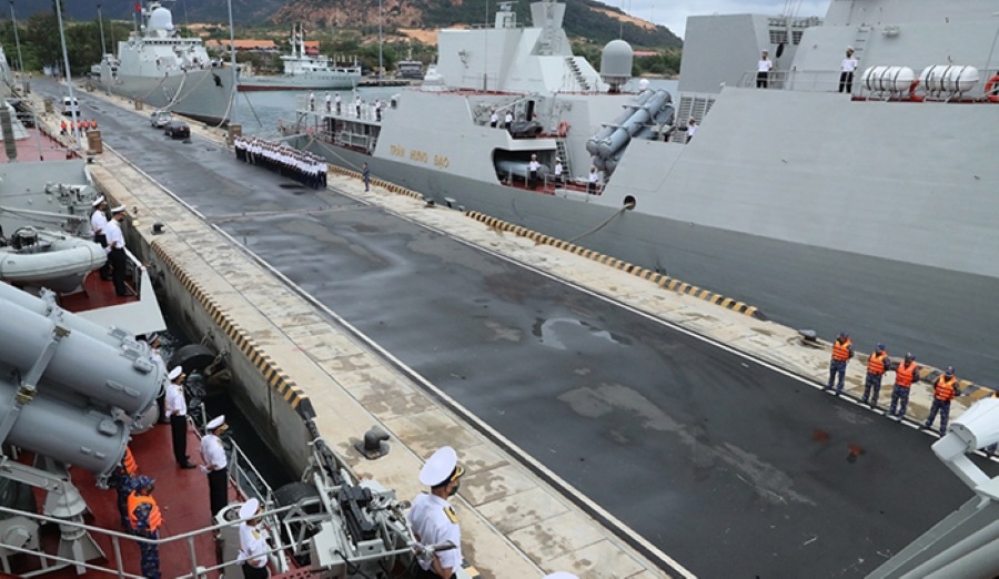 Tau ho ve ten lua cua Hai quan Quan doi nhan dan Viet Nam thuc hien nghi thuc chao cang len duong tham du Dien tap Hai quan da phuong MILAN 2022. Anh: Bo Quoc phong