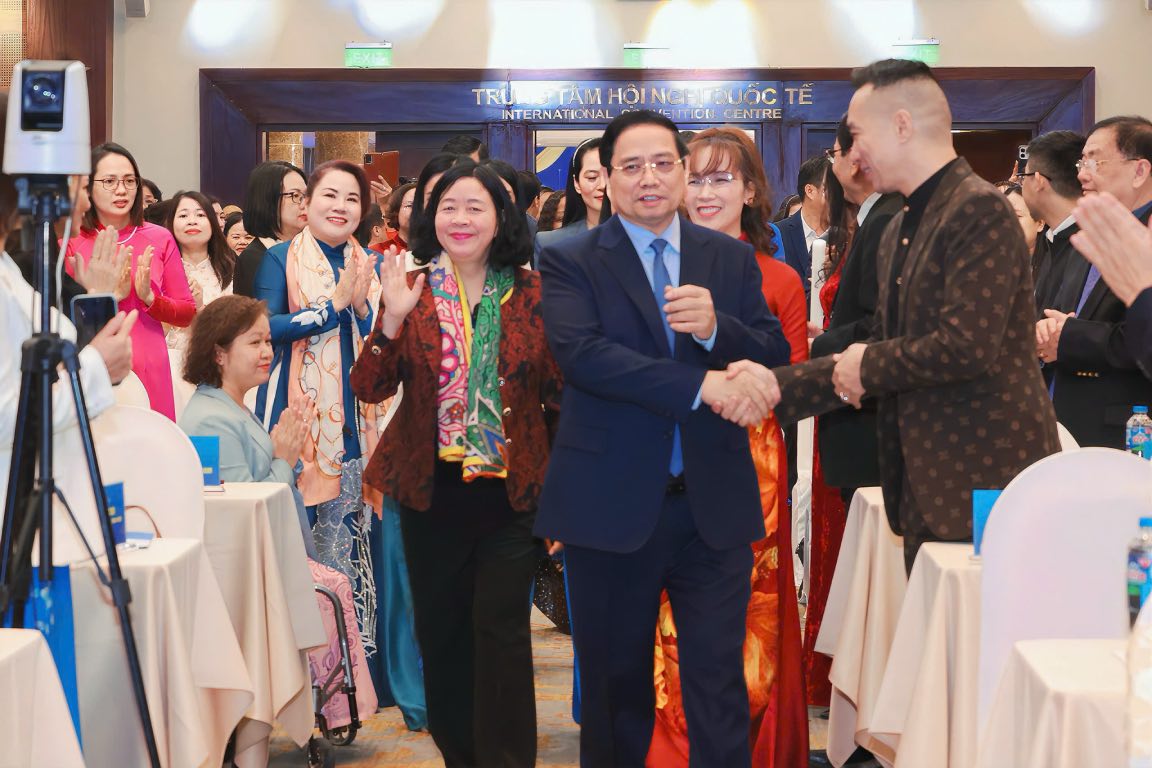 El Primer Ministro Pham Minh Chinh y la Presidenta del Comite Central del Frente de la Patria de Vietnam Bui Thi Minh Hoai asistieron a la conferencia de resumen del Proyecto 'Apoyo a las mujeres emprendedoras en el periodo 2017-2025' implementando el Proyecto del Gobierno 'Apoyo a las mujeres emprendedoras en el periodo 2026-2035' elogiando las cooperativas gestionadas por mujeres en 2025. Foto: Thu Ha