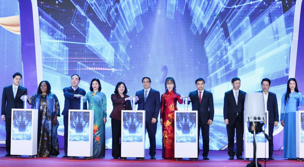 Cac dai bieu bam nut khoi dong trien khai De an “Ho tro phu nu khoi nghiep giai doan 2026 - 2035” theo Quyet dinh so 2415/QD-TTg (De an 2415). Anh: Bao Han