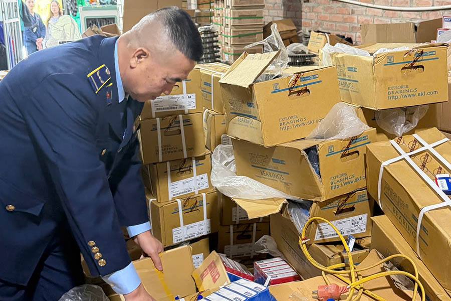 Hang loat vu viec hang gia mao nhan hieu bi Doi QLTT phat hien, xu ly trong thoi gian qua. Anh: Doi QLTT so 1