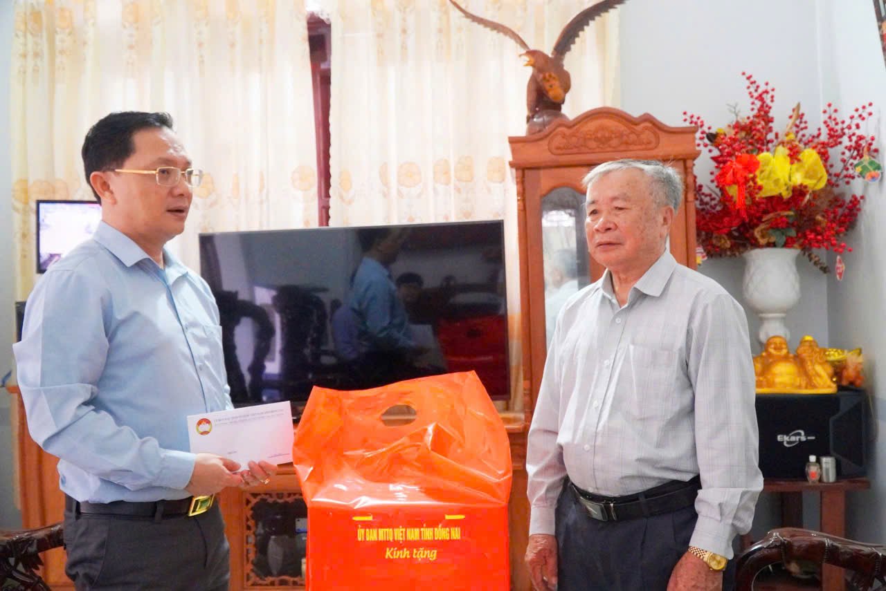 Uy vien Ban Thuong vu Tinh uy, Pho Chu tich Thuong truc Uy ban MTTQ Viet Nam tinh Dong Nai Ha Anh Dung tham, tang qua gia dinh chinh sach, thuong binh, liet sy nhan ngay Thuong binh Liet sy 27.7. Anh: HAC