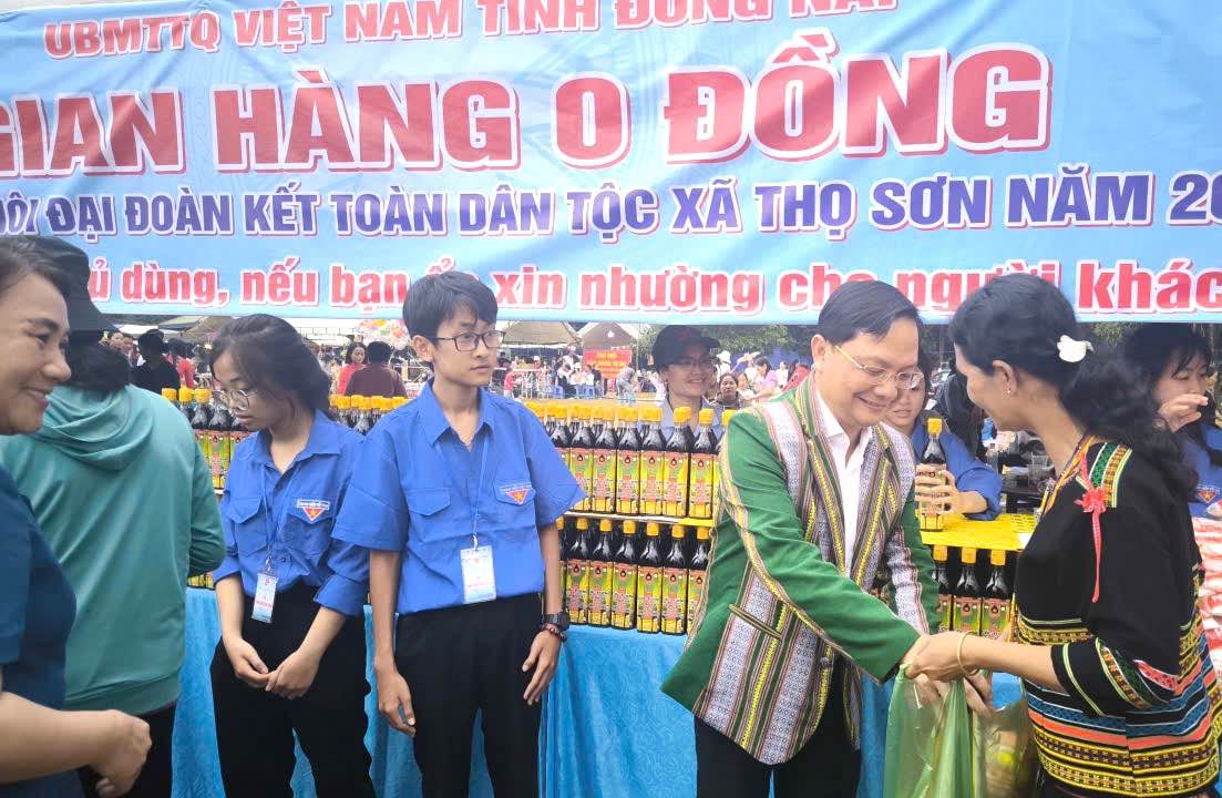 El miembro del Comite Permanente del Comite Provincial del Partido el Vicepresidente Permanente del Comite del Frente de la Patria de la provincia de Dong Nai Ha Anh Dung entrega regalos a la gente de la comuna de Tho Son. Foto: HAC