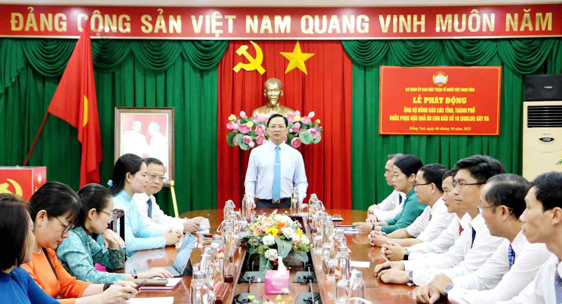 Uy ban MTTQ Viet Nam tinh Dong Nai phat dong ung ho dong bao cac tinh, thanh pho khac phuc hau qua do con bao so 10 (Bualoi) gay ra. Anh: HAC