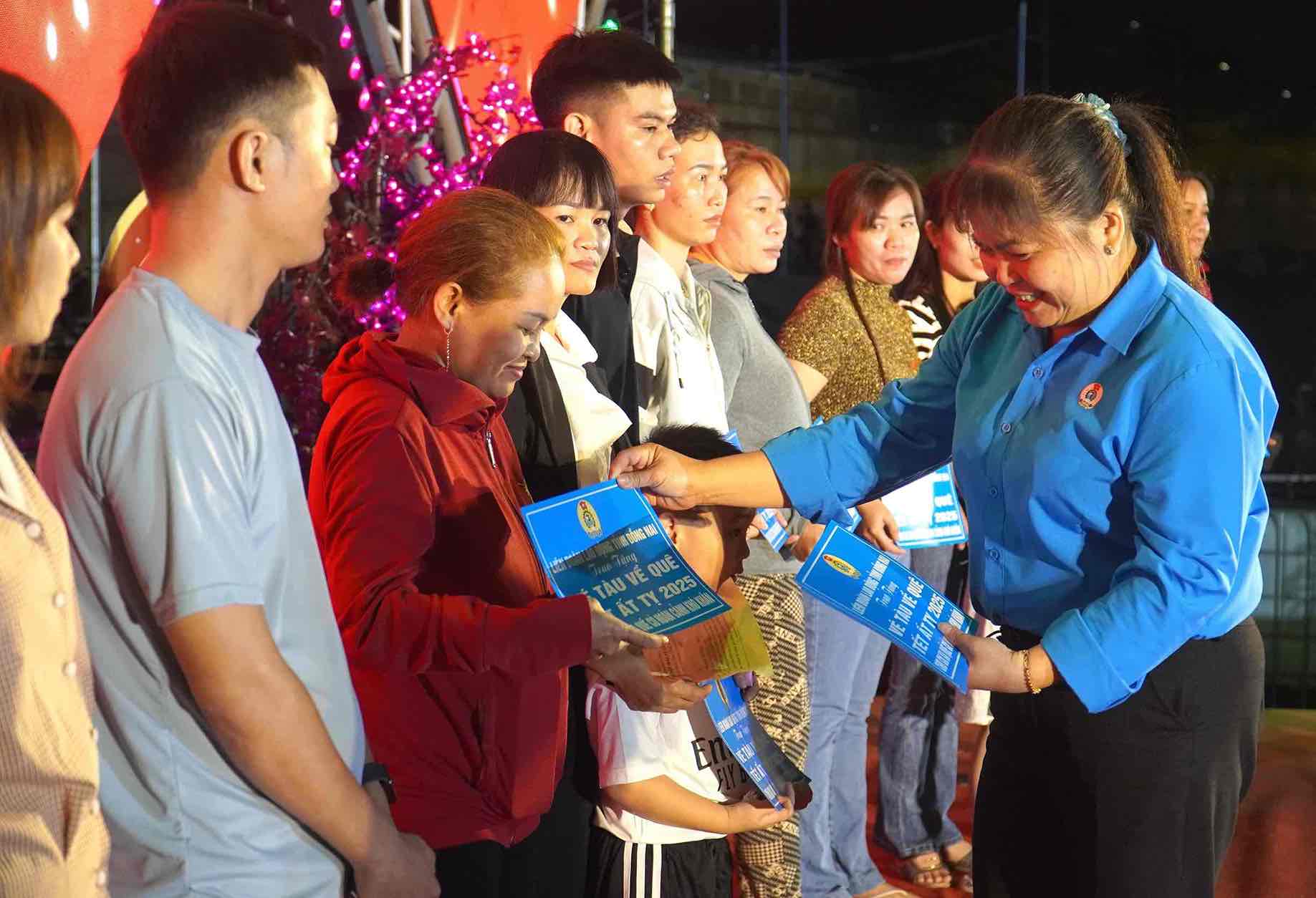 Cong doan Dong Nai  tang ve tau Tet cho doan vien, NLD nam 2025. Anh: HAC