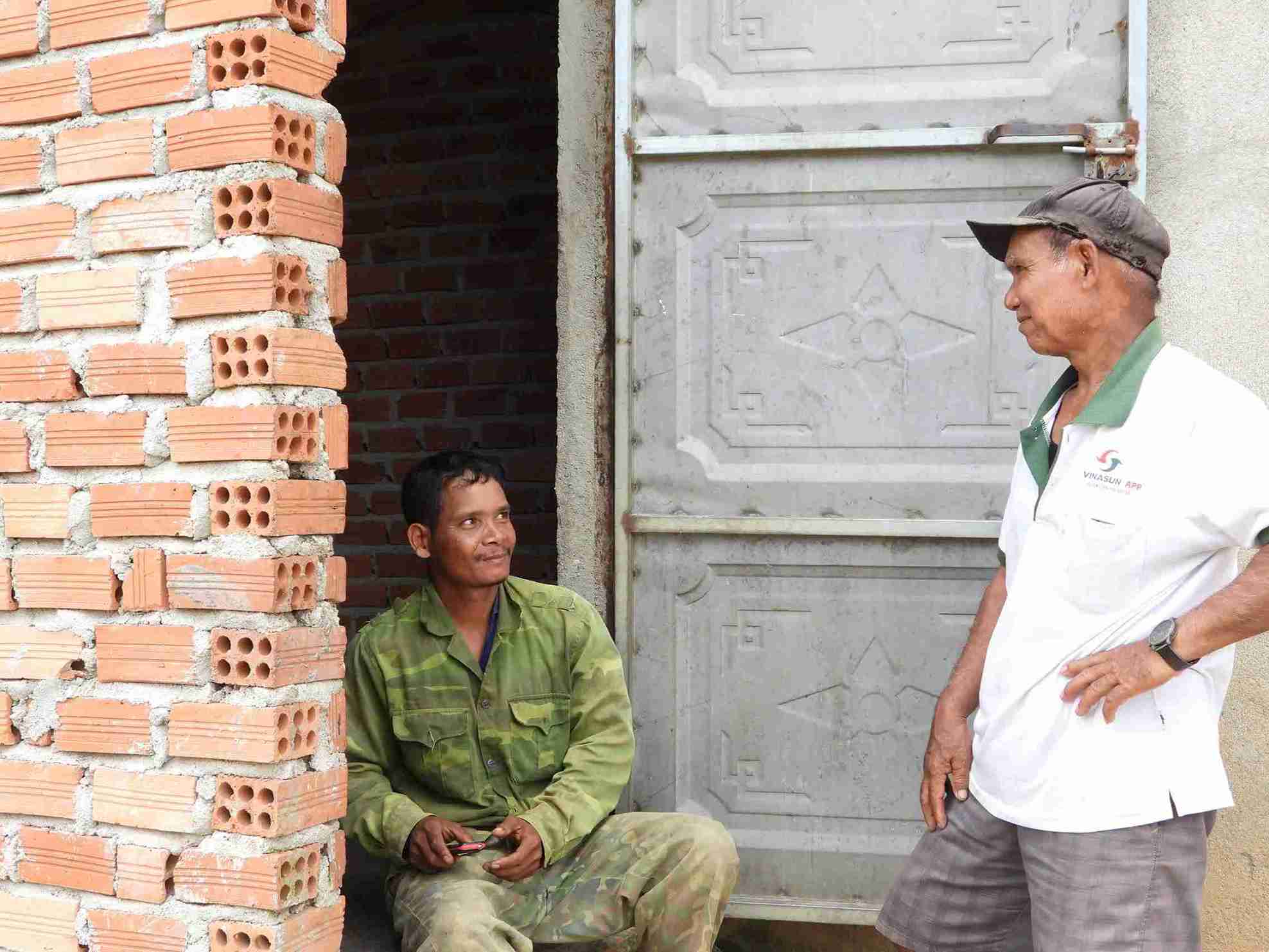 Quang Phu 村は、評判の良い人々の重要な役割のおかげで、貧困削減活動に明確な変化をもたらしました。写真: Bao Lam