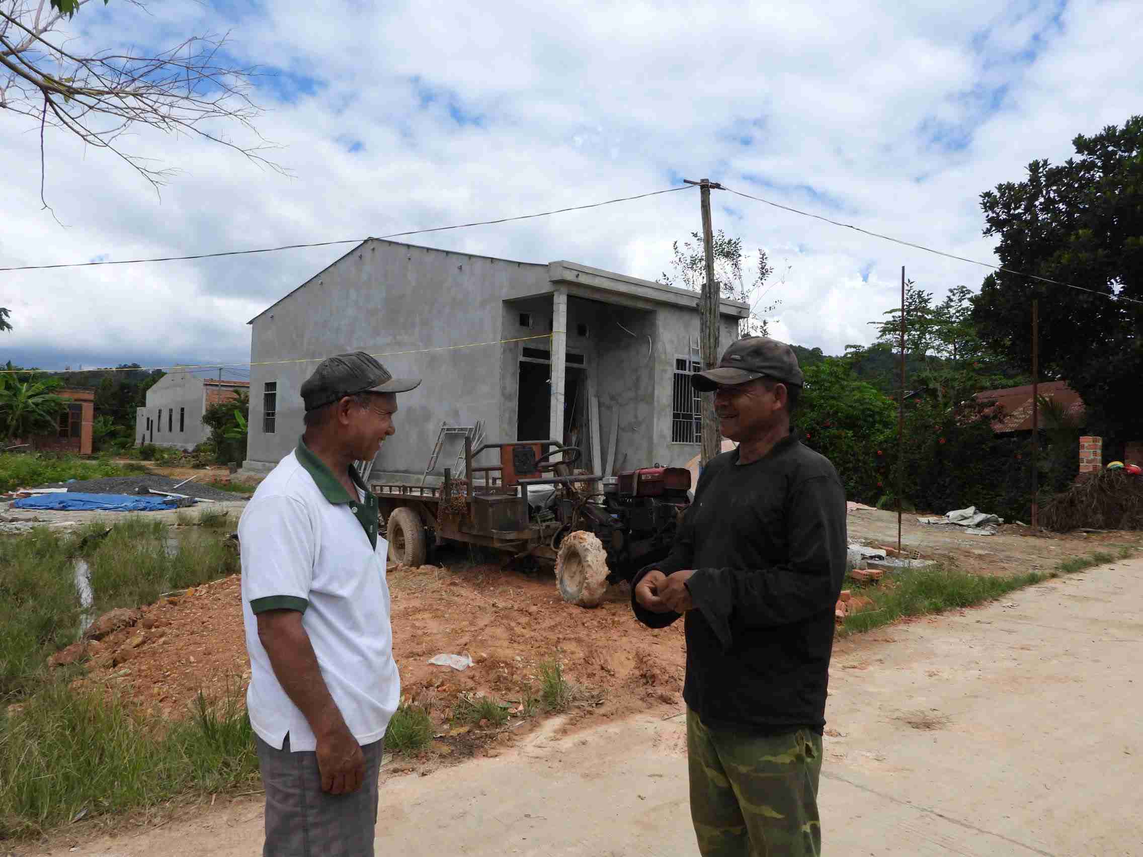 Ong Y Krum van dong ba con thay doi nhung phong tuc lac hau, biet lam an, phat trien kinh te. Anh: Bao Lam