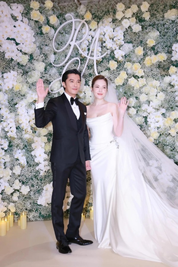 Dam cuoi cua Khuu Trach va Hua Vy Ninh. Anh: Cat tu video