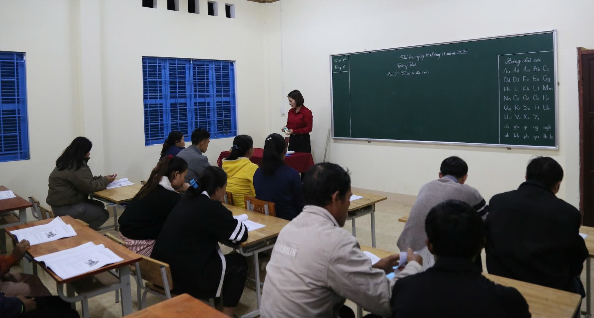 Lop hoc chu day du do tuoi. Anh: Phuong Thanh