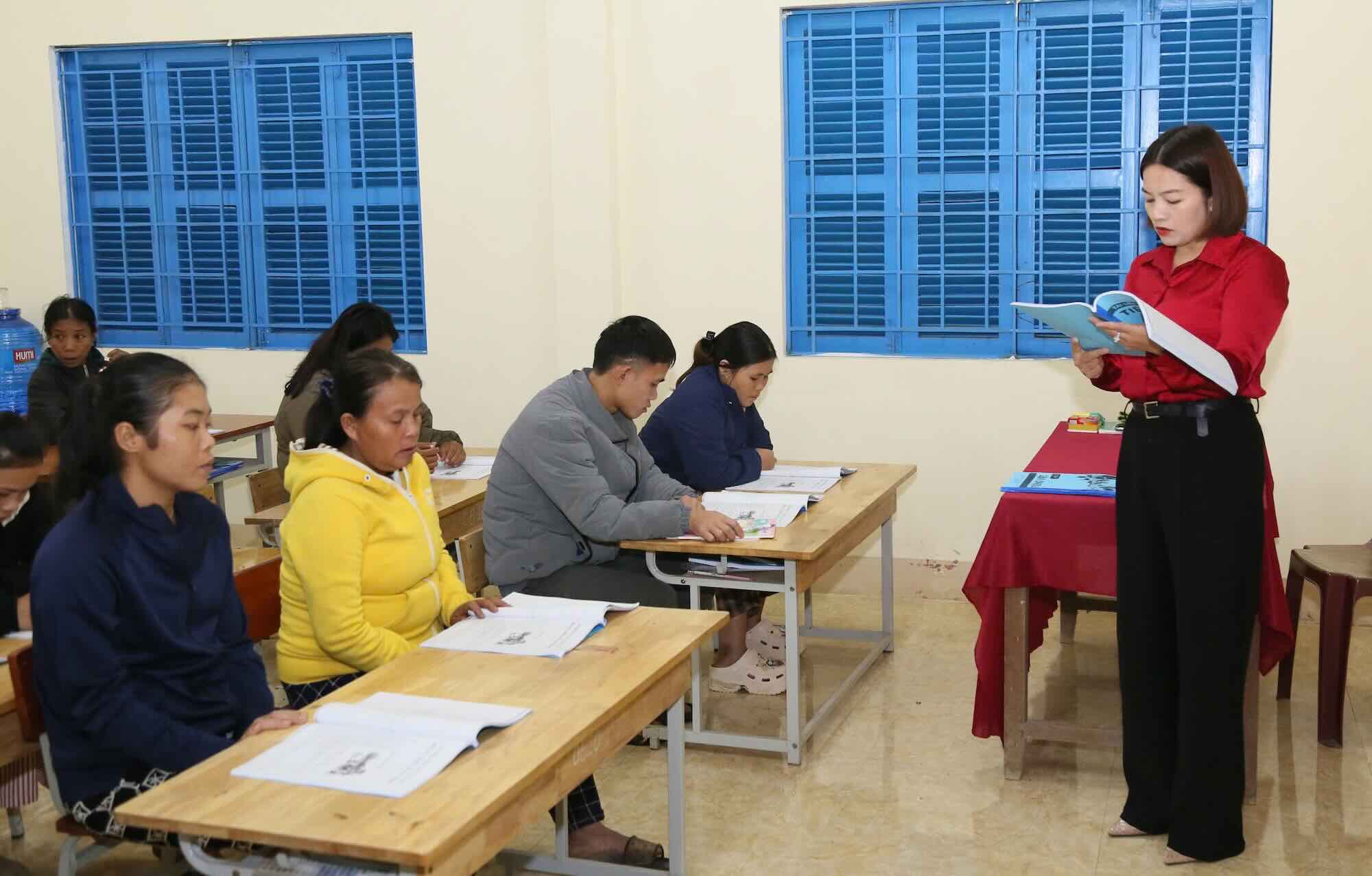 Lop hoc giup nguoi Ruc xoa mu chu. Anh: Phuong Thanh