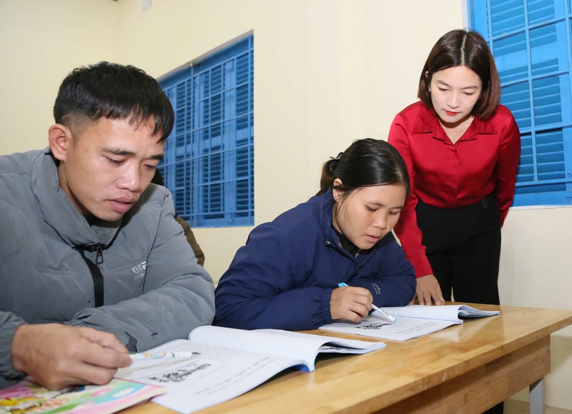 The Ruc people in Kim Phu tirelessly learn to read and write in the night classes in the great Truong Son province. Photo: Phuong Thanh
