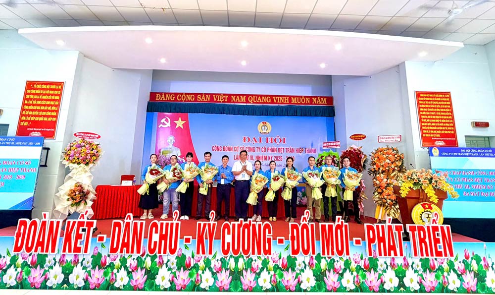 El Sr. Nguyen Trong Danh - Subjefe del Comite del Sindicato de la Zona Industrial de la provincia de Tay Ninh entrega flores para felicitar al Comite Ejecutivo del Sindicato de la Sociedad Anonima de Textiles Tran Hiep Thanh III mandato 2025 - 2030. Foto: Phuong Dung