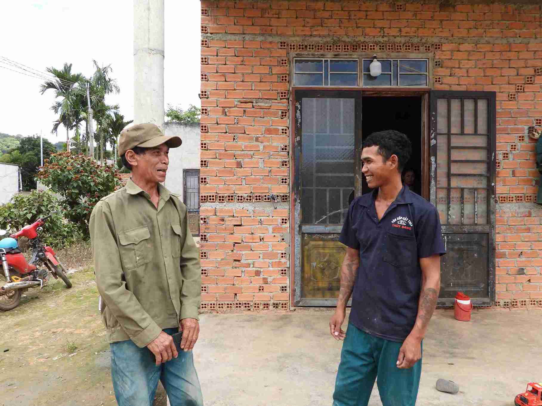 Prestigious people in Quang Phu are close to the people, close to the people, and join hands to eliminate hunger and reduce poverty. Photo: Bao Lam