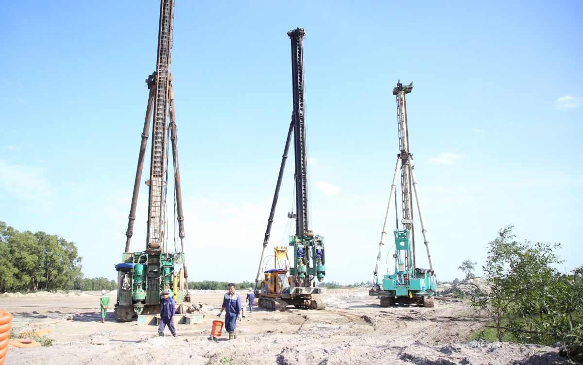 Khoan coc xu ly nen yeu o du an san bay Quang Tri. Anh: Hung Tho