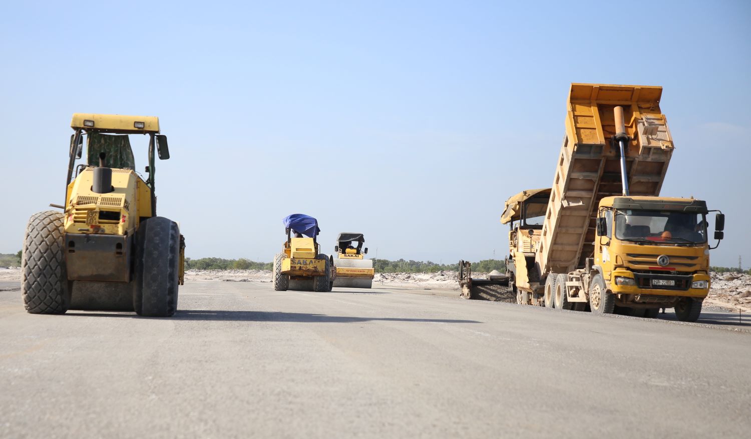 Quang Tri空港の離着陸滑走路の工事。写真:Hung Tho