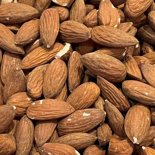 Roasted almonds are a snack that helps you sleep well every night without causing weight gain. Photo: Kieu Vu.