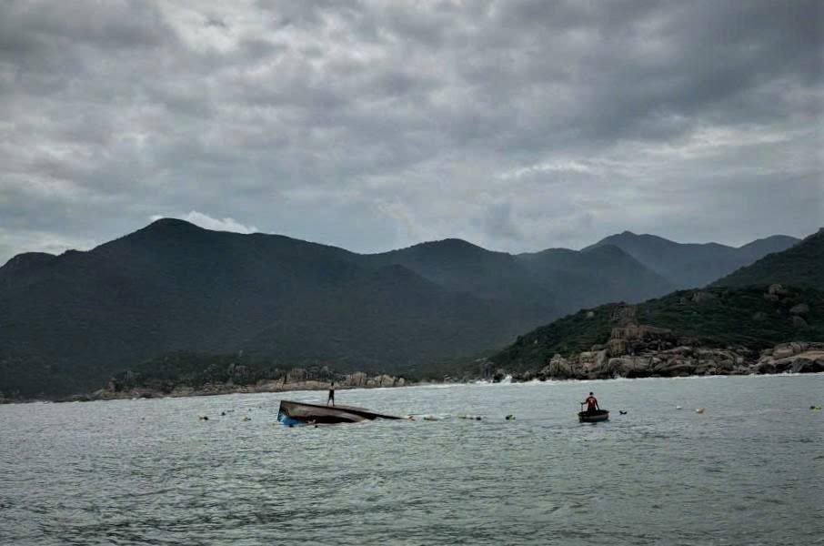 Hinh anh tau ca bi chim trong qua trinh tranh bao so 15. Anh: Bien phong Khanh Hoa