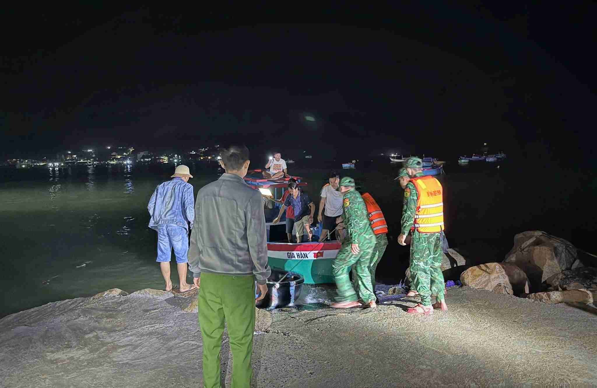 기능 부대는 어선 침몰 사고에서 시신 1구를 추가로 발견했습니다. 사진: 카인호아 국경 수비대