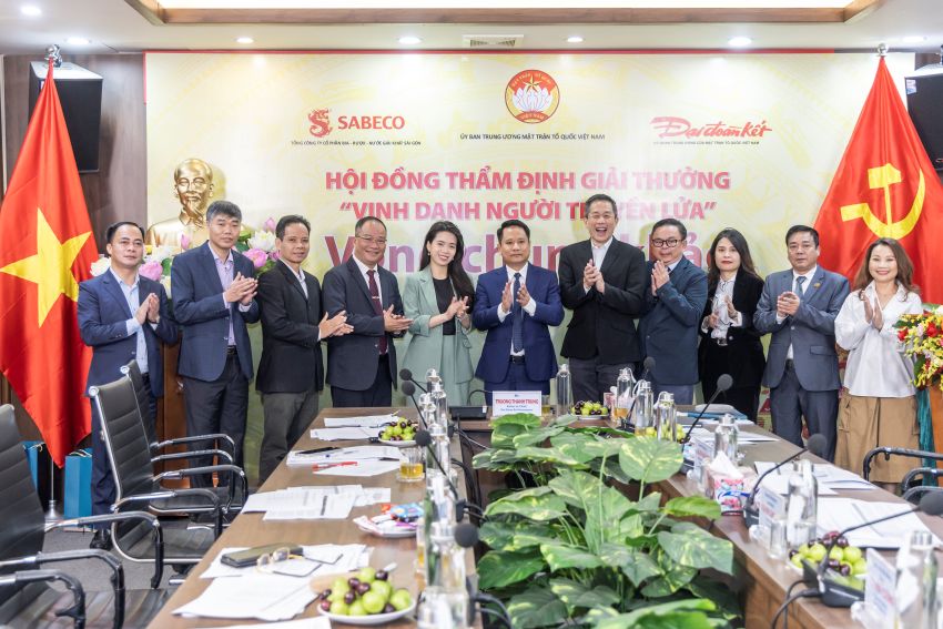 「火の伝説」賞審査委員会のメンバー。写真:SABECO