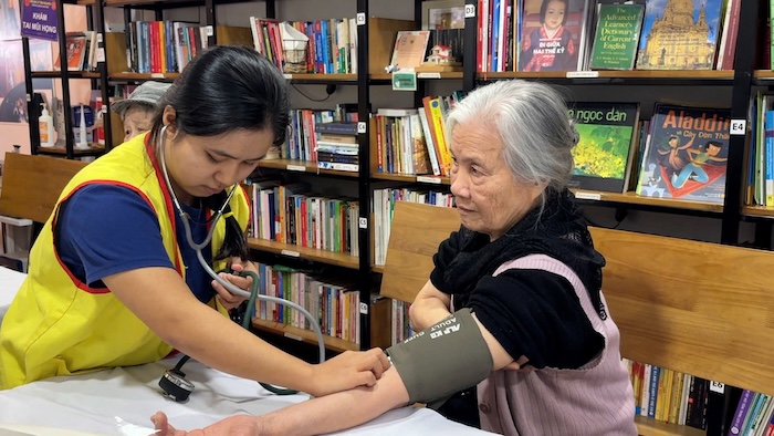 The 0:00 clinic is hot on Saturday morning in a small coffee shop in Hanoi.